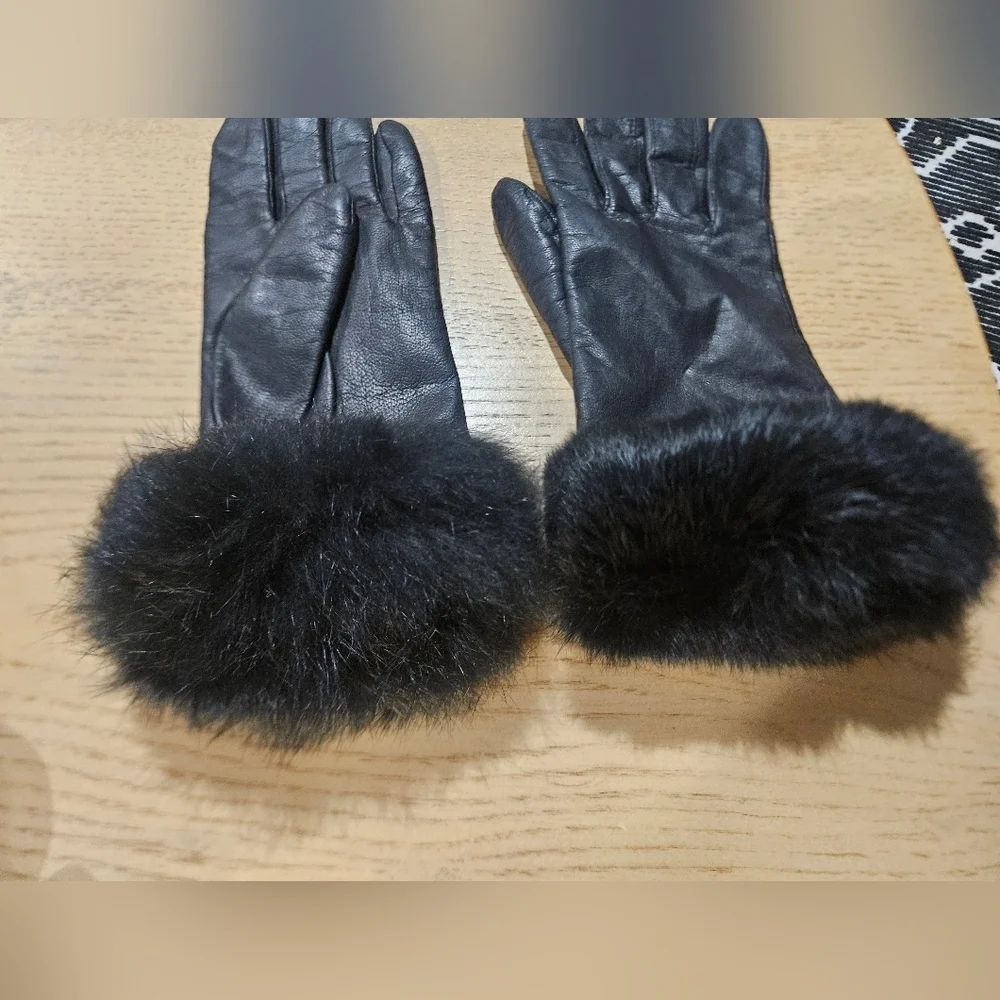 Wilsons Leather Genuine Leather Gloves with Fur Cuff – Size S/M